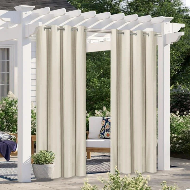 Rideaux d'extérieur élégants sur pergola blanche, idéaux pour créer un espace ombragé et intime dans le jardin. Ces rideaux, au ton clair, s'intègrent harmonieusement à l'environnement extérieur, offrant une touche esthétique et fonctionnelle pour les moments de détente en plein air. Accessoire incontournable pour embellir terrasses et patios, facilitant la création d'une ambiance chaleureuse et accueillante.