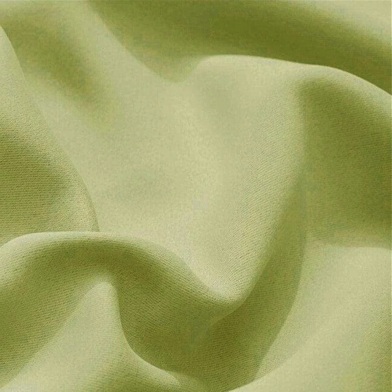 Texture fluide et élégante d'une étoffe verte, idéale pour apporter une touche de fraîcheur à votre intérieur ou votre garde-robe. Ce tissu aux plis délicats incarne le mariage parfait entre simplicité et style.