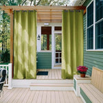 Rideaux de terrasse extérieurs verts, installation sur pergola avec vue sur jardin, pour une ambiance naturelle et élégante, adaptable aux aménagements extérieurs modernes et classiques. Optimisez votre espace avec ces éléments décoratifs fonctionnels.