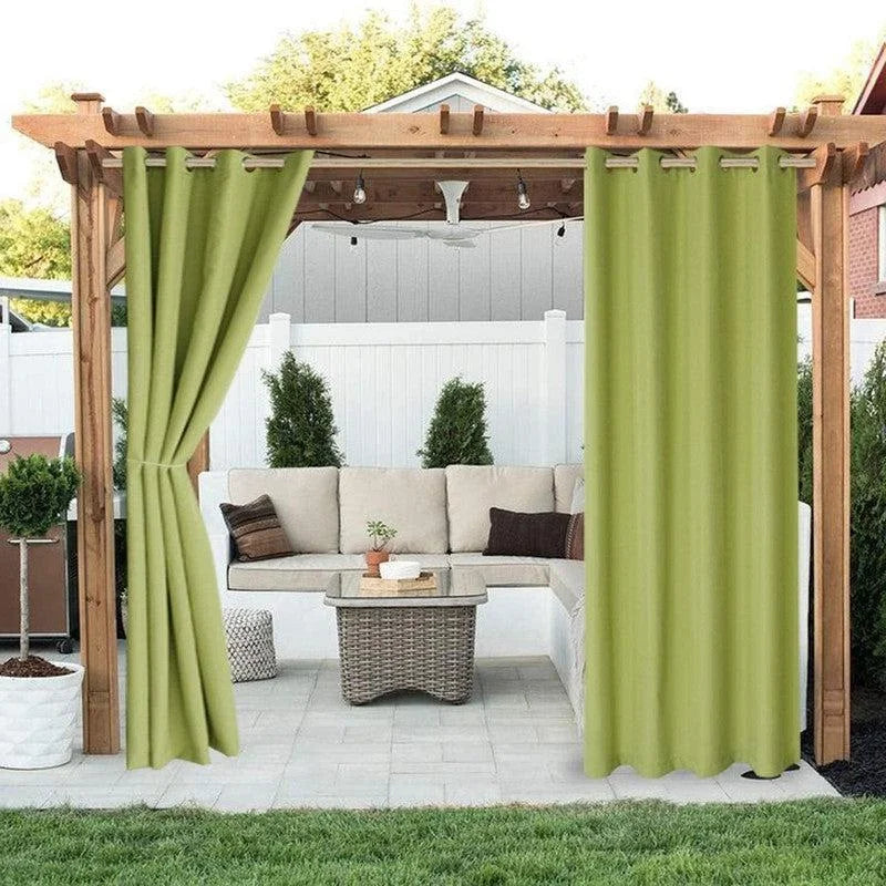 Rideaux d'extérieur verts pour pergola, parfaits pour créer un espace cosy et intime dans le jardin, offrant à la fois style et fonctionnalité, idéals pour compléter un mobilier d'extérieur élégant.