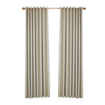Rideaux beiges élégants pour salon, avec plis uniformes, parfaits pour ajouter une touche contemporaine à votre décoration intérieure. Idéaux pour filtrer la lumière et créer une ambiance chaleureuse. Conviennent à tout type de tringle.