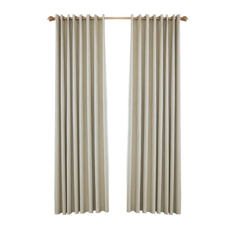 Rideaux beiges élégants pour salon, avec plis uniformes, parfaits pour ajouter une touche contemporaine à votre décoration intérieure. Idéaux pour filtrer la lumière et créer une ambiance chaleureuse. Conviennent à tout type de tringle.