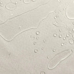 Surface beige avec gouttes d'eau, illustrant une excellente résistance à l'eau et idéale pour des applications nécessitant une protection contre l'humidité. Convient parfaitement pour des environnements extérieurs ou des situations où la protection contre les liquides est primordiale. Design élégant et fonctionnel pour une performance optimale.