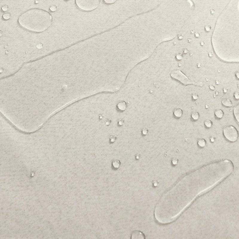 Surface beige avec gouttes d'eau, illustrant une excellente résistance à l'eau et idéale pour des applications nécessitant une protection contre l'humidité. Convient parfaitement pour des environnements extérieurs ou des situations où la protection contre les liquides est primordiale. Design élégant et fonctionnel pour une performance optimale.
