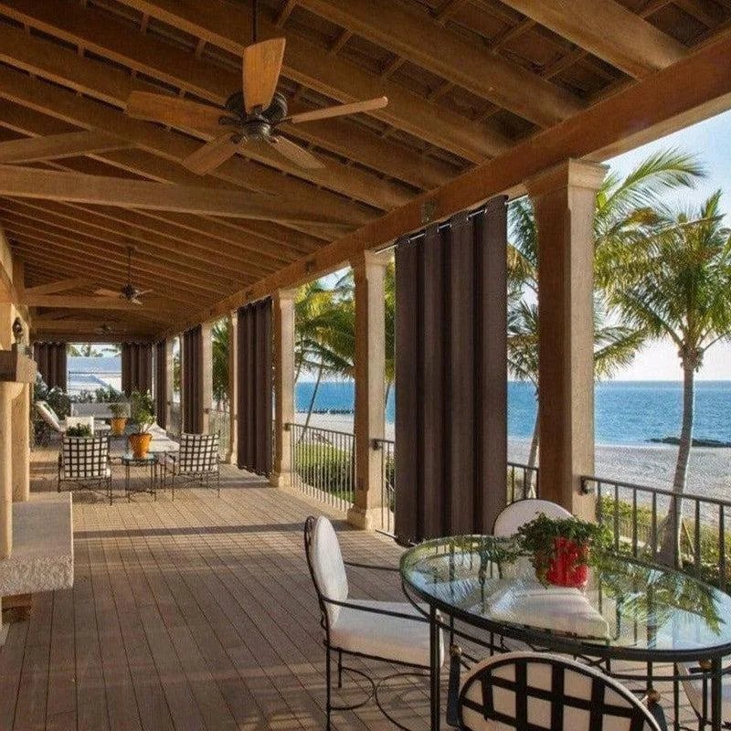 Terrasse spacieuse avec vue sur la mer idéale pour des moments de détente en plein air. Ventilateurs de plafond pour un confort optimal, et rideaux élégants pour l’intimité. Mobilier de jardin moderne qui complète parfaitement cet espace extérieur. Découvrez une expérience de vie côtière inégalée avec une ambiance tropicale et relaxante.