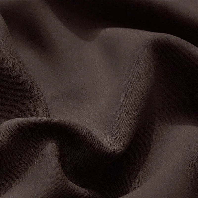 Texture douce et fluide d'un tissu brun, idéal pour confectionner des vêtements élégants ou des accessoires de décoration intérieure, apportant confort et style à votre espace de vie.