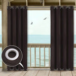 Rideau occultant noir avec œillets métalliques pour patio, idéal pour bloquer la lumière et préserver l'intimité. Design contemporain parfait pour une décoration extérieure, offrant une vue paisible sur la mer depuis la véranda. Résistant aux intempéries, ce rideau ajoute une touche élégante à tout espace extérieur.