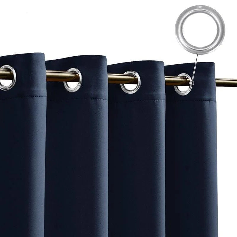 Rideau occultant bleu foncé avec œillets en métal argenté, idéal pour bloquer la lumière et ajouter une touche élégante à votre décoration intérieure. Convient pour salon, chambre à coucher, et bureau. Installation facile sur une tringle à rideaux.