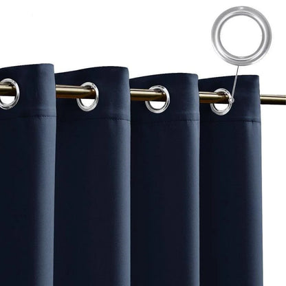 Rideau occultant bleu foncé avec œillets en métal argenté, idéal pour bloquer la lumière et ajouter une touche élégante à votre décoration intérieure. Convient pour salon, chambre à coucher, et bureau. Installation facile sur une tringle à rideaux.