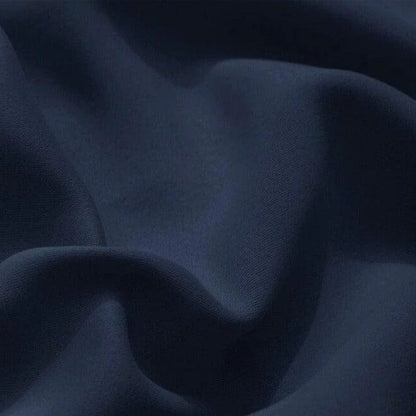Tissu bleu marine drapé élégant, idéal pour la confection de vêtements chics et intemporels. Parfait pour des créations sur mesure ou des tenues sophistiquées.