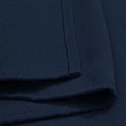 Image d'un tissu bleu marine plié, idéal pour les créations vestimentaires élégantes. Découvrez le style et la sophistication que ce tissu peut apporter à votre garde-robe. Parfait pour la confection de costumes, vestes ou pantalons. Le bleu foncé est un choix intemporel qui s'adapte à toutes les occasions.