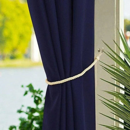 Rideau élégant bleu nuit pour salon, idéal pour ajouter une touche sophistiquée à votre intérieur. Fixé avec un embrasse en corde, il offre un style raffiné et contemporain. Parfait pour les espaces modernes.