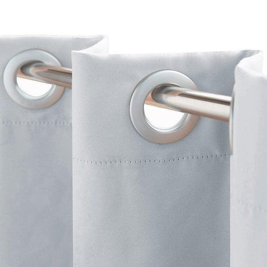 Gros plan sur un rideau moderne gris clair avec œillets métalliques, idéal pour une décoration élégante et contemporaine de votre intérieur. Solution parfaite pour un salon ou une chambre, offrant une ambiance douce et apaisante tout en ajoutant une touche de sophistication à votre espace.
