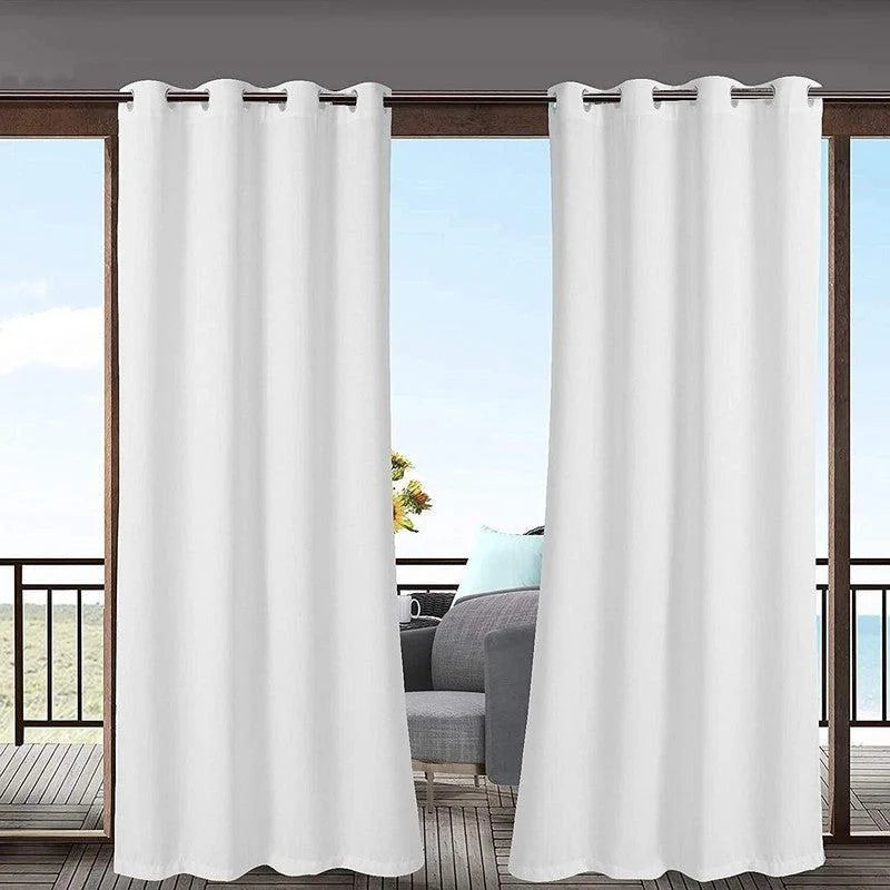 Rideaux occultants blancs pour terrasse, stoppant la lumière indésirable et offrant une intimité optimale, sont parfaits pour les portes-fenêtres. Améliorez votre espace extérieur avec ces rideaux élégants, idéals pour créer une ambiance paisible tout en protégeant contre les rayons du soleil. Conviennent pour balcons et patios modernes.