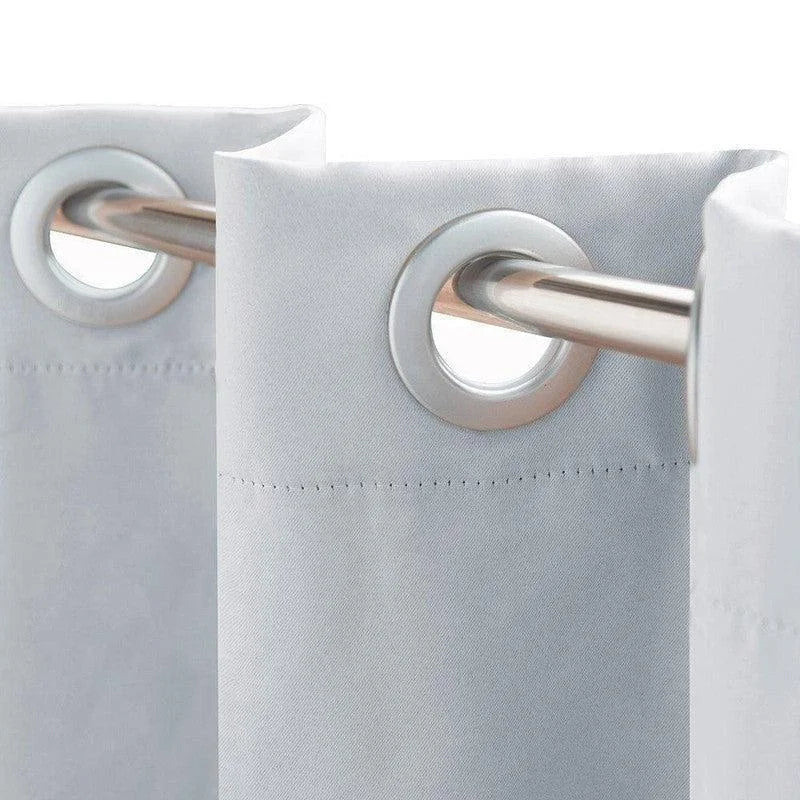 Gros plan sur un rideau moderne gris clair avec œillets métalliques, idéal pour une décoration élégante et contemporaine de votre intérieur. Solution parfaite pour un salon ou une chambre, offrant une ambiance douce et apaisante tout en ajoutant une touche de sophistication à votre espace.