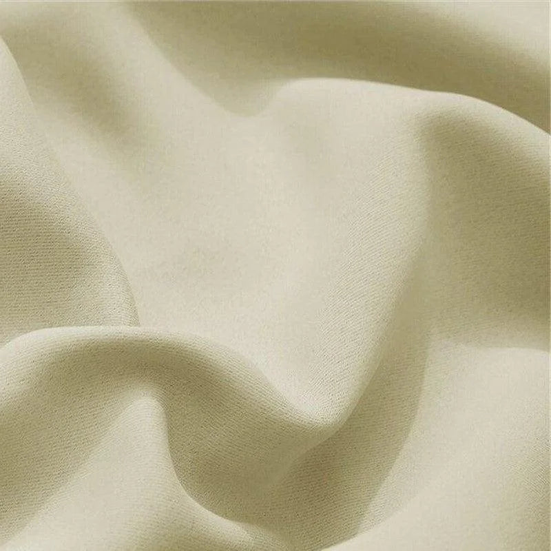 Texture de tissu beige fluide et soyeux, mettant en avant un drapé élégant et douillet, parfait pour la décoration intérieure et les projets de couture délicats.