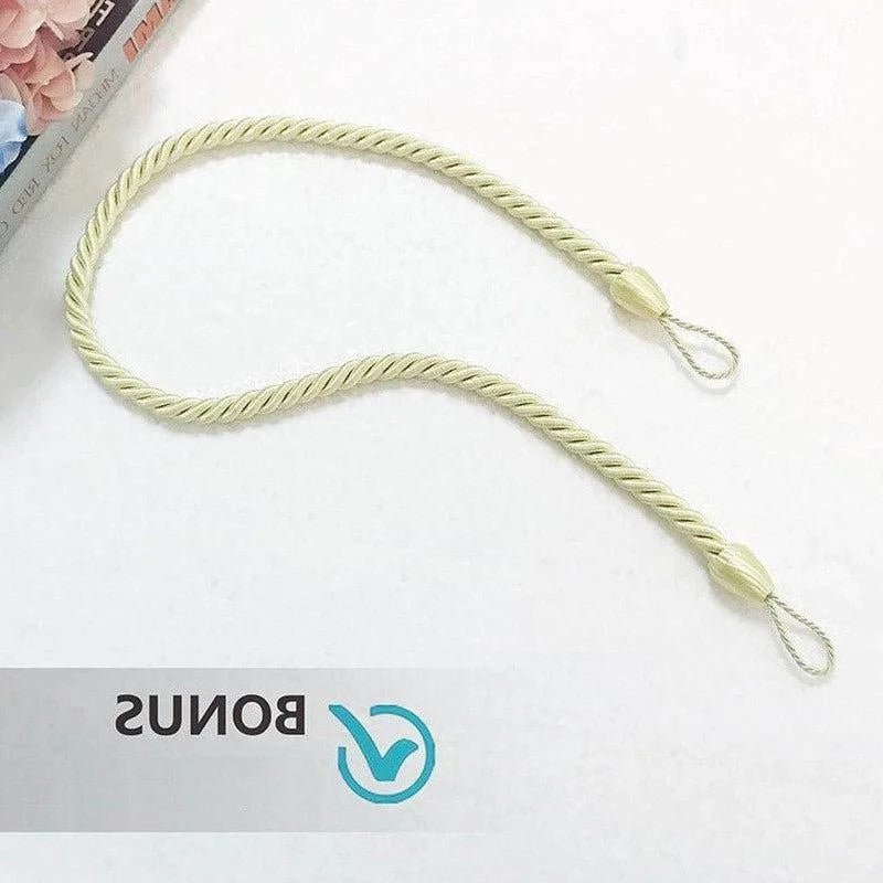 Lanière torsadée beige polyvalente avec boucles aux extrémités, idéale pour la décoration intérieure et les projets créatifs. Accessoire pratique pour l'embellissement de rideaux, emballages cadeaux ou travaux manuels. Design élégant et fonctionnel.