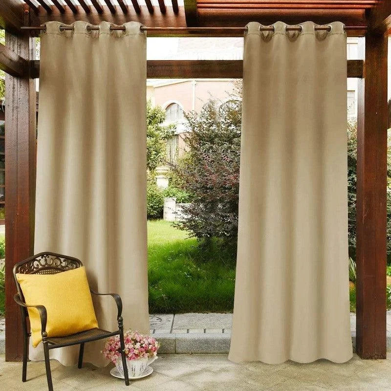 Rideaux élégants pour terrasse avec œillets, apportant une touche de sophistication à votre espace extérieur. Ils créent une séparation harmonieuse tout en laissant passer la lumière naturelle. Idéal pour une ambiance cosy et raffinée dans votre jardin ou votre patio.