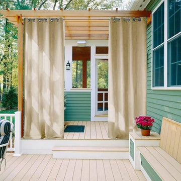 Rideaux d'extérieur élégants sur une terrasse moderne : créez un espace de détente avec style. Idéal pour améliorer l'intimité et mettre en valeur votre patio ou véranda, ces rideaux apportent une touche décorative sophistiquée à votre maison tout en offrant un espace accueillant et ombragé. Transformez votre espace extérieur avec cette solution de décoration pratique et esthétiquement agréable.