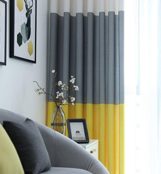 Rideau moderne gris et jaune pour salon, décoration intérieure élégante avec couleurs contrastantes, parfait pour créer une ambiance chaleureuse et contemporaine. Accessoire design pour sublimer votre espace de vie. Idéal pour assortir avec un canapé et des éléments décoratifs en harmonie.