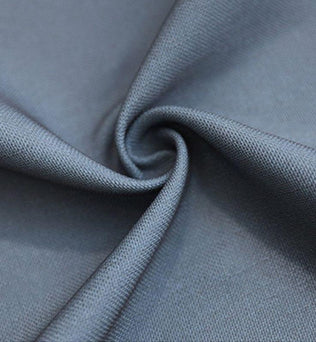 Texture élégante d'un tissu bleu avec un drapé raffiné, idéal pour des designs contemporains et des applications variées dans la décoration et la mode. Découvrez un style épuré et sophistiqué pour sublimer vos créations textiles.