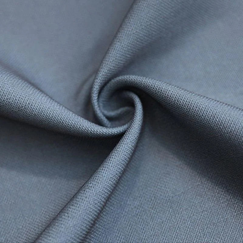 Texture élégante d'un tissu bleu avec un drapé raffiné, idéal pour des designs contemporains et des applications variées dans la décoration et la mode. Découvrez un style épuré et sophistiqué pour sublimer vos créations textiles.
