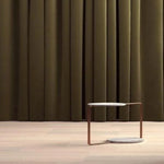 Table d'appoint design contemporain avec une structure élégante, parfaite pour ajouter une touche moderne à votre intérieur. Cette table basse s'intègre parfaitement dans un salon moderne ou une chambre minimaliste. Sa forme unique et son allure épurée en font un élément décoratif idéal et pratique.