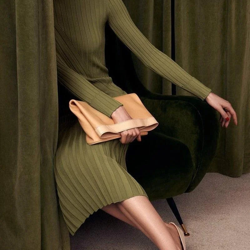 Robe élégante à manches longues de couleur kaki, associée à une pochette beige, parfaite pour une sortie chic. Style sophistiqué et minimaliste, idéal pour rehausser une garde-robe automnale.