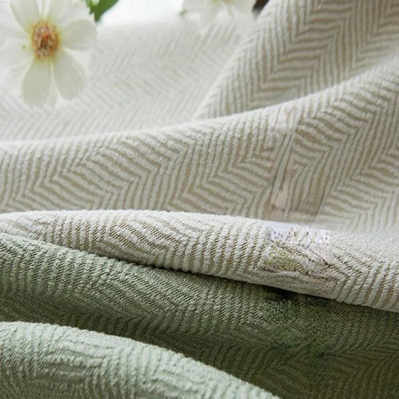 Draps doux et élégants au motif à chevrons, parfaits pour apporter une touche naturelle et raffiné à votre chambre. Profitez d'un confort optimal avec cette literie tendance qui s'accorde harmonieusement avec tout type de décoration intérieure. Fleur blanche en arrière-plan ajoutant une note de fraîcheur.
