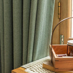 Rideau vert élégant avec motif chevrons, idéal pour une décoration intérieure moderne. Parfait pour ajouter une touche de sophistication à votre salon ou chambre. Complémente harmonieusement des accessoires en bois, révélant une ambiance chaleureuse et naturelle.