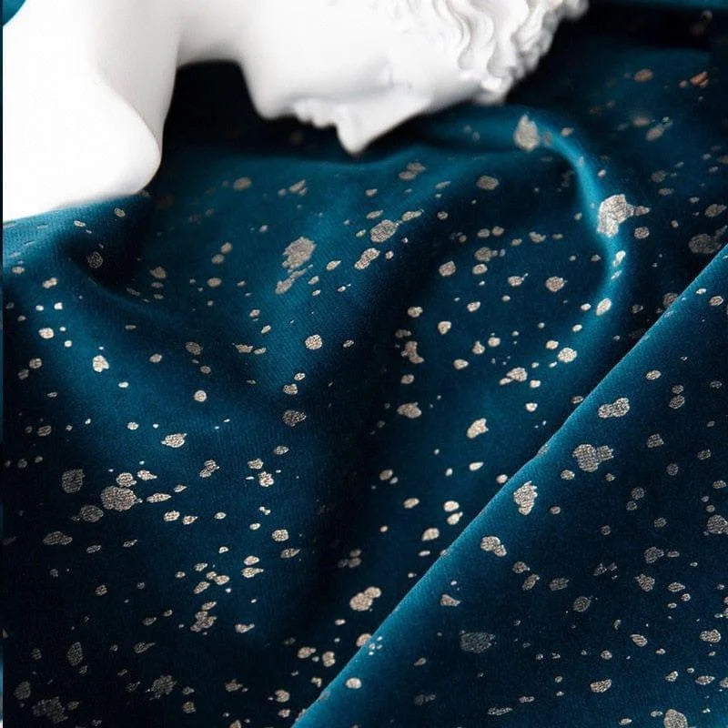 Texture raffinée avec des motifs argentés sur fond bleu foncé, idéale pour une décoration élégante et distinguée. Design étoilé et moderne qui apporte une touche de luxe et d'originalité à votre intérieur. Parfait pour transformer l'ambiance d'une pièce avec une allure sophistiquée.
