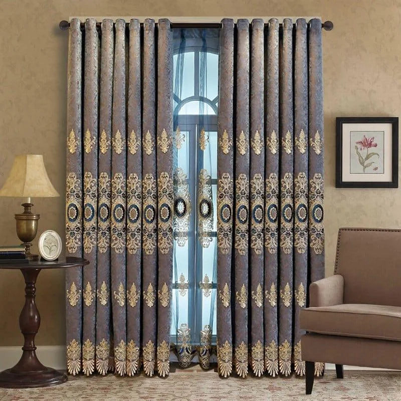 Rideaux élégants de style classique ornés de motifs dorés, parfaits pour sublimer et transformer un salon. Idéal pour ajouter une touche de sophistication et de charme à toute décoration intérieure. Disponibles en plusieurs dimensions pour s'adapter à vos fenêtres.