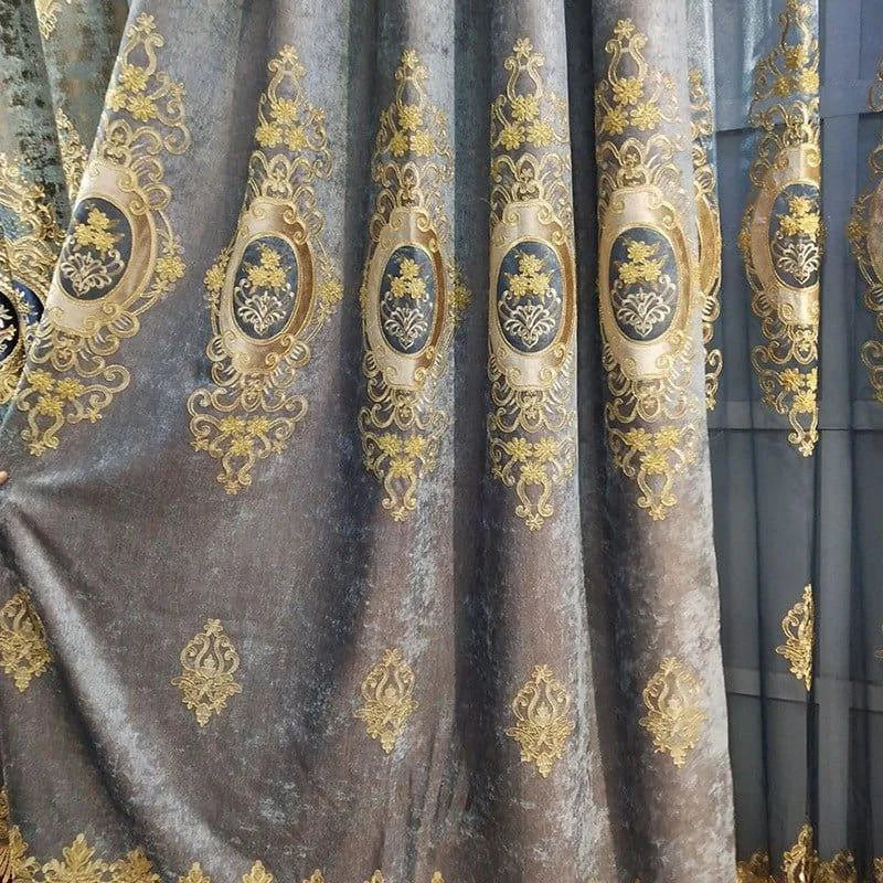 Rideau élégant avec motifs dorés détaillés, parfait pour ajouter une touche de luxe à votre intérieur. Ce design raffiné et sophistiqué transforme instantanément l'apparence d'une pièce, offrant une ambiance royale et élégante. Idéal pour les salons, chambres ou toute autre pièce nécessitant une décoration majestueuse.