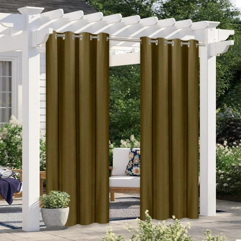 Rideaux de terrasse marron pour pergola, créant un espace extérieur élégant et intime. Accessoire idéal pour ajouter un charme fonctionnel à votre jardin, ces rideaux offrent ombre et privacité tout en complétant la décoration extérieure avec une touche moderne. Transformez votre pergola en un lieu accueillant pour la détente et les réceptions en plein air.