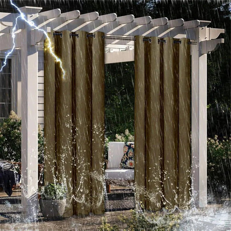 Rideaux d'extérieur résistants aux intempéries pour pergola, offrant une protection efficace contre la pluie et les éclairs, créant un espace abrité et confortable en plein air. Design moderne et fonctionnel, idéal pour terrasses et jardins.