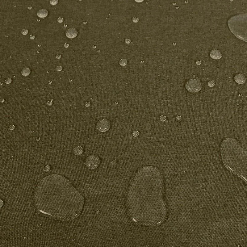 Surface imperméable avec des gouttes d'eau, démontrant l'efficacité de la résistance à l'humidité; couleur marron. Idéal pour les vêtements ou accessoires de plein air.