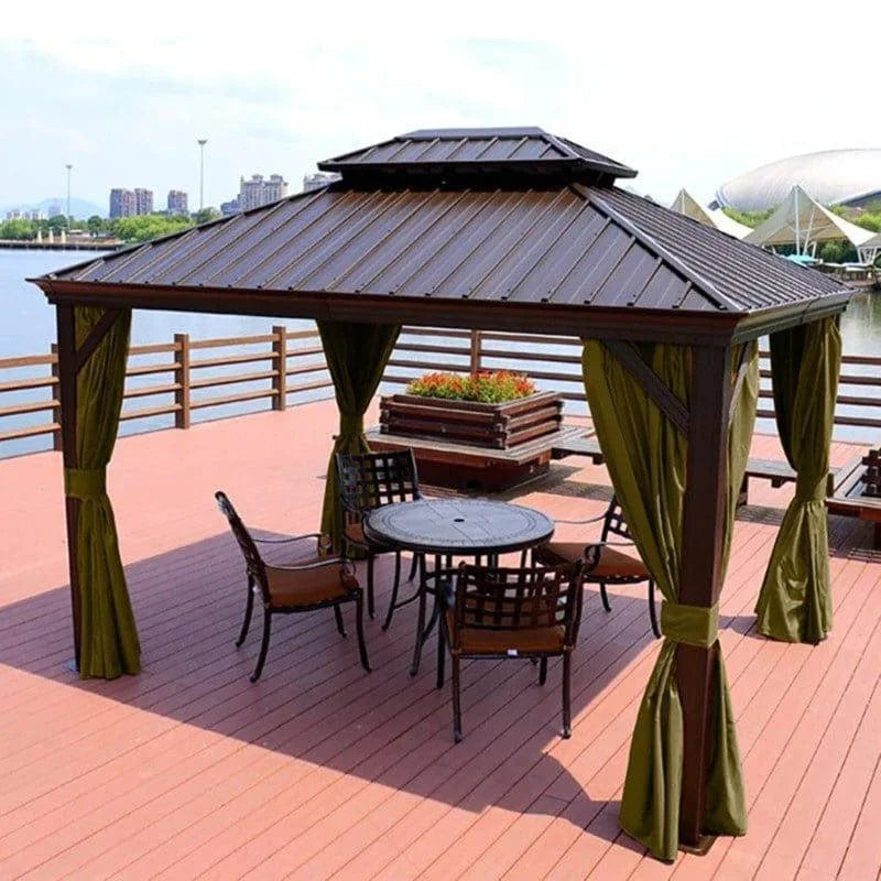 Tonnelle de jardin spacieuse au bord de l'eau avec rideaux verts, idéale pour créer un espace ombragé et accueillant sur une terrasse. Ensemble de mobilier de jardin comprenant une table ronde et des chaises élégantes, parfait pour des repas en plein air ou des moments de détente en famille et entre amis, avec vue panoramique sur la ville en arrière-plan.