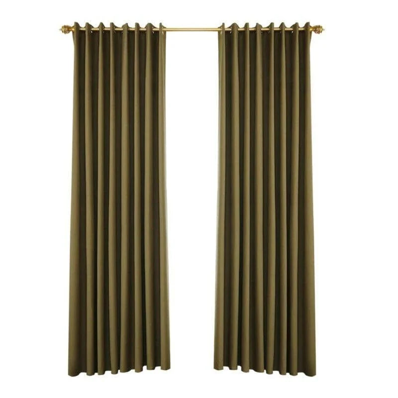 Rideau élégant vert olive, idéal pour décorer votre salon ou chambre, ajoute une touche de sophistication à votre intérieur tout en offrant une excellente protection contre la lumière. Disponible en différentes tailles pour s'adapter à vos fenêtres. Parfait pour créer une ambiance chaleureuse et accueillante.