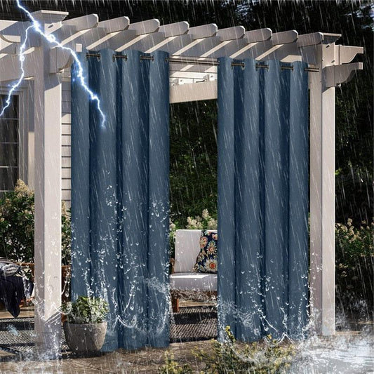 Rideaux d'extérieur résistants aux intempéries, parfaits pour protéger votre terrasse de la pluie et du vent. Ces rideaux bleus offrent une solution pratique et élégante pour profiter de votre espace extérieur même par mauvais temps. Accessoire idéal pour ajouter une touche de confort à votre pergola tout en assurant une protection efficace.