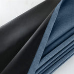 Gros plan sur deux types de tissus de couleur bleu et noir pour rideaux modernes, idéal pour la décoration intérieure et l'amélioration de l'esthétique de votre maison. Ces pièces élégantes ajoutent une touche sophistiquée et accueillante à n'importe quelle pièce.