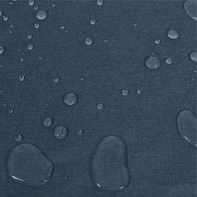 Image montrant un tissu résistant à l'eau avec des gouttes réparties uniformément, mettant en avant ses propriétés hydrofuges idéales pour une utilisation en extérieur ou sur des vêtements techniques.