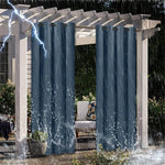 Rideaux d'extérieur résistants aux intempéries, parfaits pour protéger votre terrasse de la pluie et du vent. Ces rideaux bleus offrent une solution pratique et élégante pour profiter de votre espace extérieur même par mauvais temps. Accessoire idéal pour ajouter une touche de confort à votre pergola tout en assurant une protection efficace.