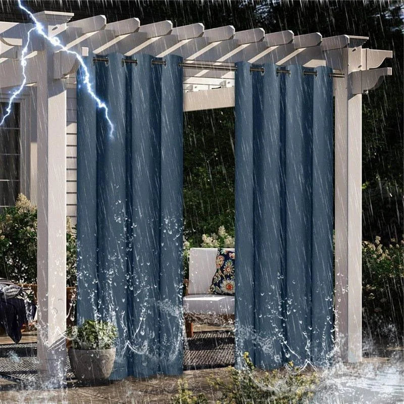 Rideaux d'extérieur résistants aux intempéries, parfaits pour protéger votre terrasse de la pluie et du vent. Ces rideaux bleus offrent une solution pratique et élégante pour profiter de votre espace extérieur même par mauvais temps. Accessoire idéal pour ajouter une touche de confort à votre pergola tout en assurant une protection efficace.