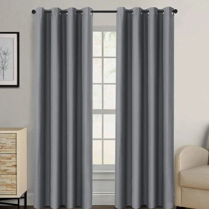 Rideaux gris élégants pour salon moderne, embellissant la pièce tout en offrant une intimité optimale. Ces draperies chic s’intègrent parfaitement à tout type de décoration intérieure, créant une atmosphère chaleureuse et accueillante. Accessoire de maison indispensable pour ajouter une touche de sophistication et de confort à votre espace de vie.