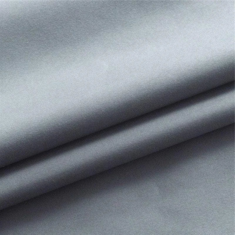 Image d'un tissu gris élégant, plié soigneusement, idéal pour la confection de vêtements ou d'articles de décoration intérieure, offrant une finition lisse et moderne.