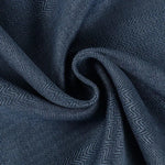 Texture bleu foncé avec motif chevron, drapé élégamment, idéal pour confection de vêtements chics et accessoires mode. Convient pour décoration intérieure et création d'ameublements raffinés.