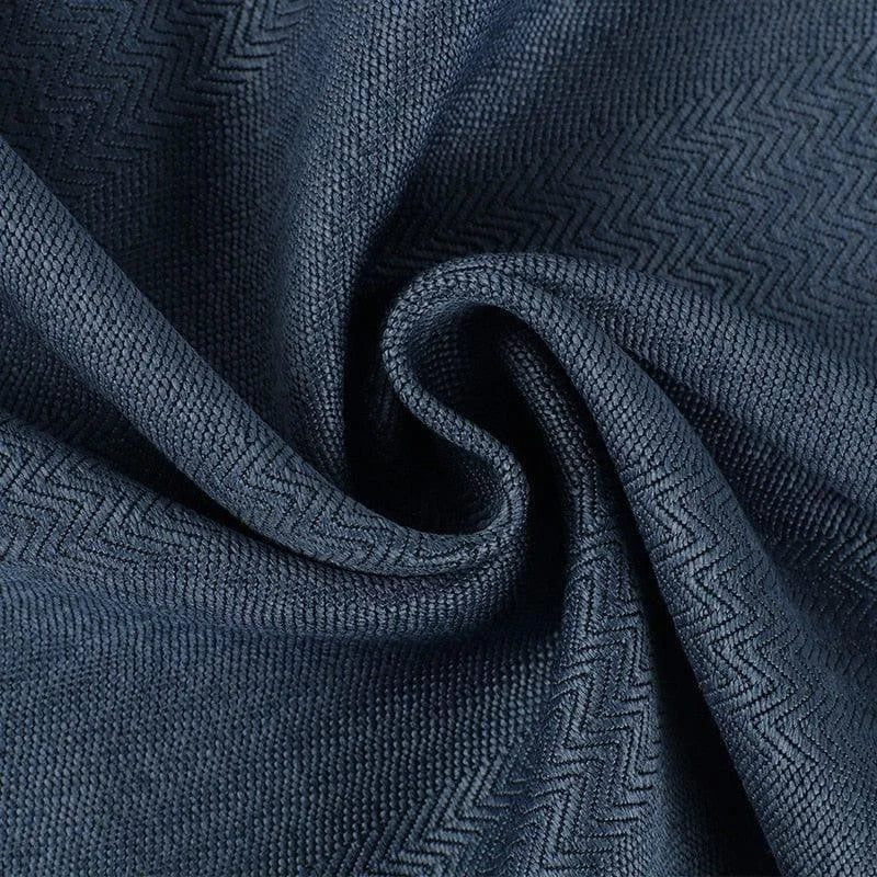 Texture bleu foncé avec motif chevron, drapé élégamment, idéal pour confection de vêtements chics et accessoires mode. Convient pour décoration intérieure et création d'ameublements raffinés.
