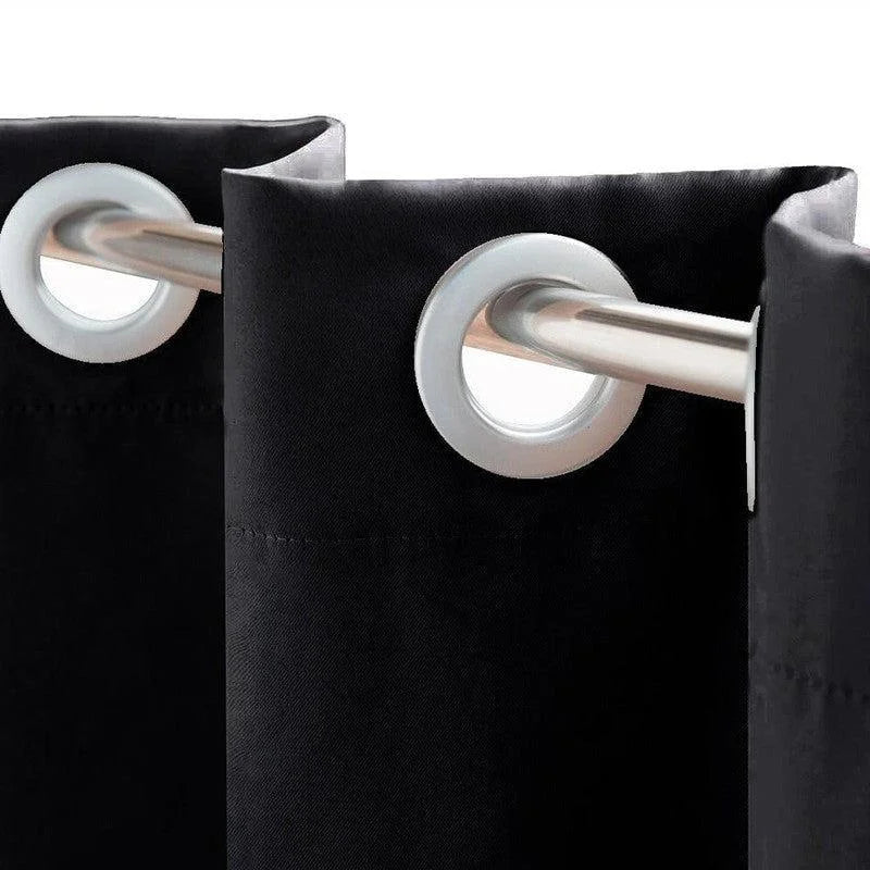 Rideau occultant noir avec œillets ronds, parfait pour une installation facile et rapide sur une tringle. Idéal pour bloquer la lumière du jour et créer une ambiance intimiste dans n'importe quelle pièce. Solution élégante pour les chambres à coucher ou les salons.