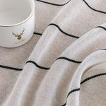 Rideau élégant à motif rayé noir, idéal pour une décoration intérieure moderne et épurée. Accessoire déco sophistiqué, parfait pour ajouter une touche contemporaine à votre salon ou chambre.
