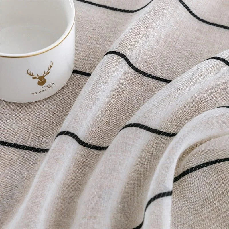 Rideau élégant à motif rayé noir, idéal pour une décoration intérieure moderne et épurée. Accessoire déco sophistiqué, parfait pour ajouter une touche contemporaine à votre salon ou chambre.